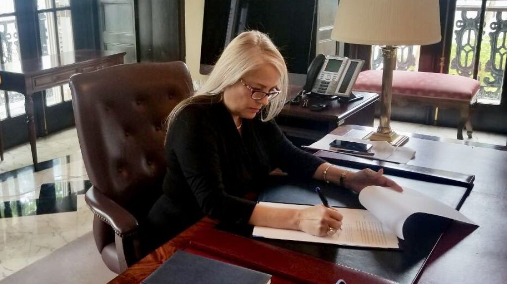  Gobernadora convierte en ley medida que obliga al Depto Salud atender necesidades de personas con S&iacute;ndrome Down 