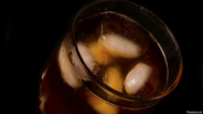 El hombre que enfermÃ³ por beber demasiado tÃ© helado