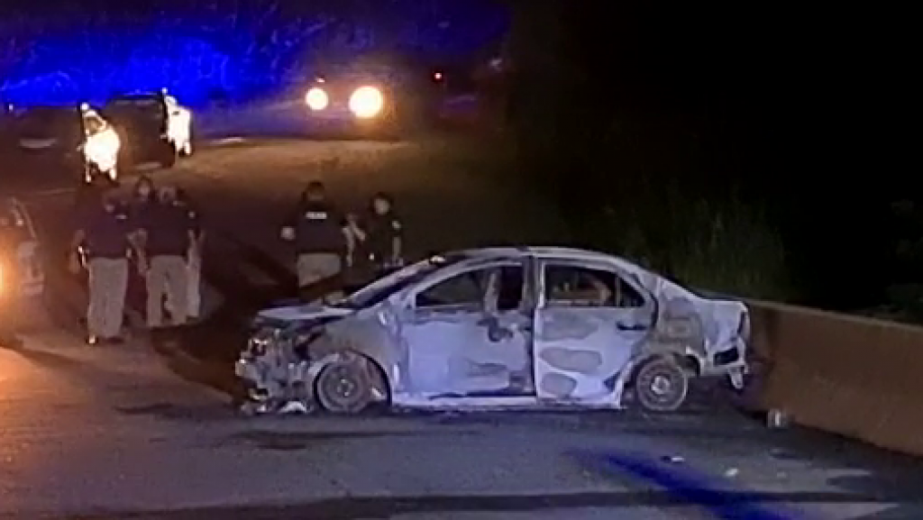  Video: Buscan identificar cuerpo encontrado dentro de un auto incendiado anoche en Can&oacute;vanas 