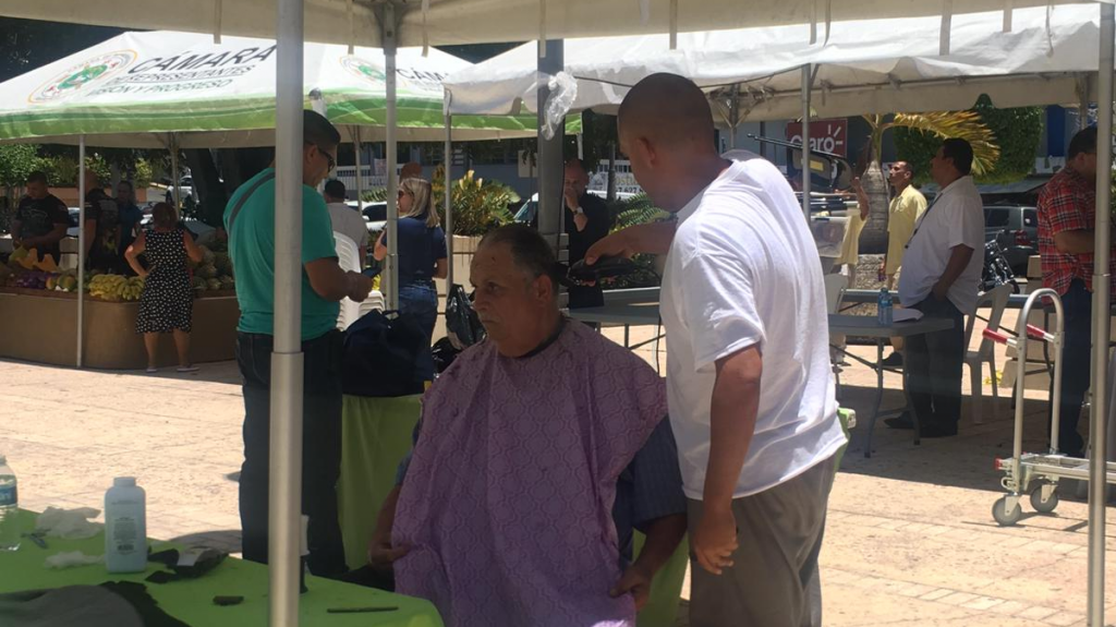  Residentes de Moca y Aguadilla reciben recortes de pelo por confinados en feria de servicios 
