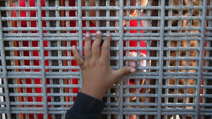 Juez: La AdministraciÃ³n Obama ayuda a pasar de contrabando niÃ±os a EE.UU.