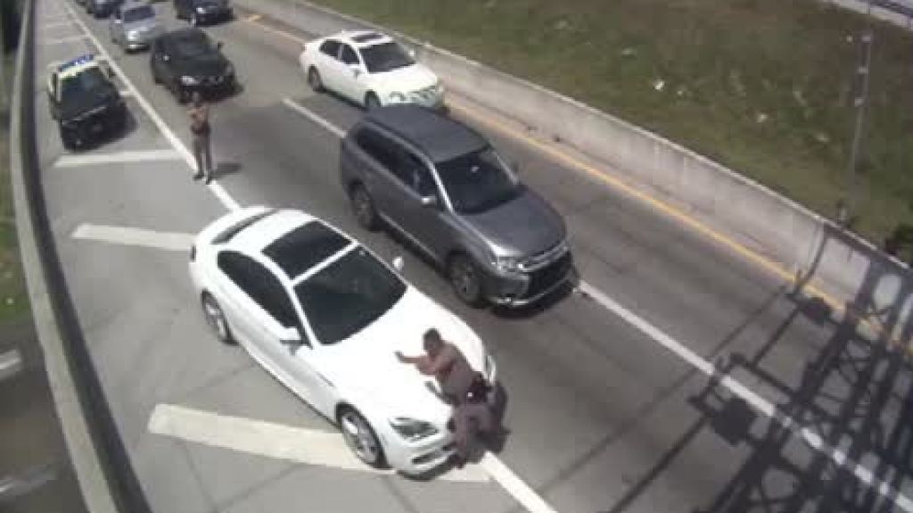  En video momento en que conductor en Florida impacta un polic&iacute;a y se da a la fuga 