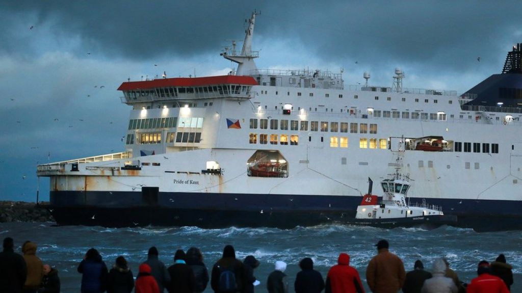 Un ferri con 300 personas a bordo encalla en Francia 