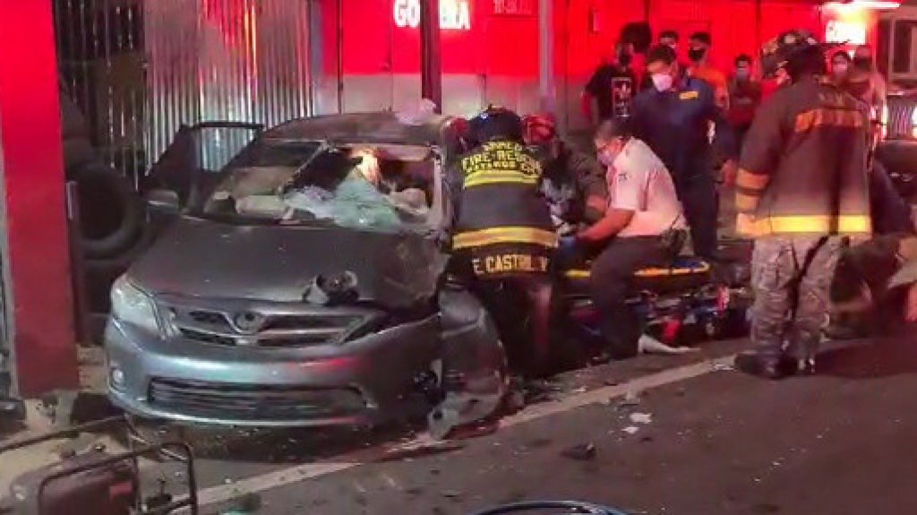  Video Se registra accidente de auto con una persona pillada en Bayam&oacute;n 