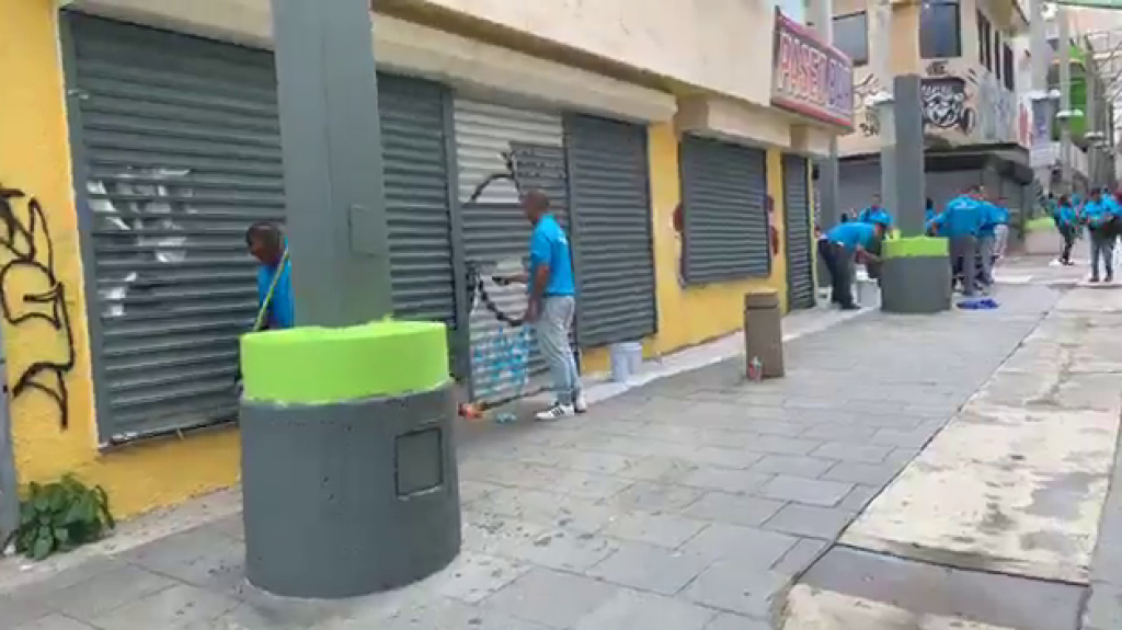  Video ante el abandono del municipio, policías y ciudadanos se unen para pintar y limpiar el Paseo De Diego en Río Piedras 