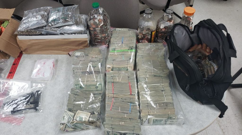  Ocupan miles de dolares en efectivo y gran cantidad de droga en Manat&iacute; 