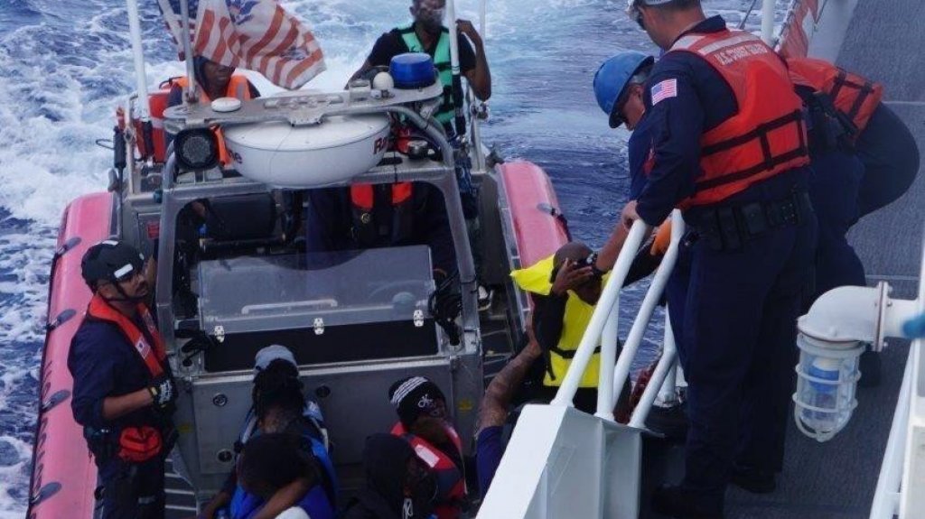  La Guardia Costera devuelve a 102 haitianos y 2 dominicanos abandonados por contrabandistas en la Isla de Mona 