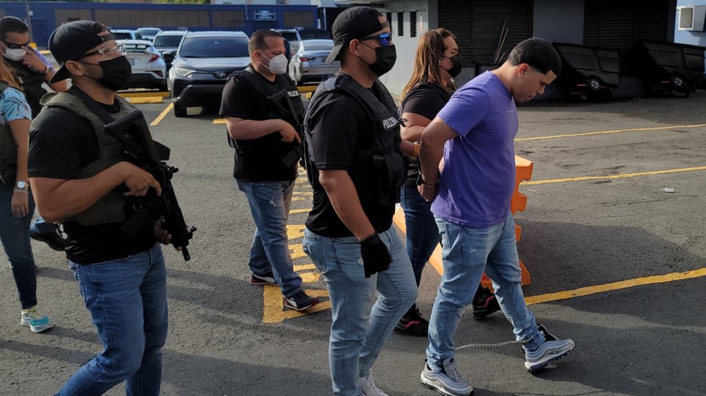  Video: Arrestan a hombre que asesin&oacute; a otro en negocio &ldquo;La patita Guisa&rdquo; en Caguas 