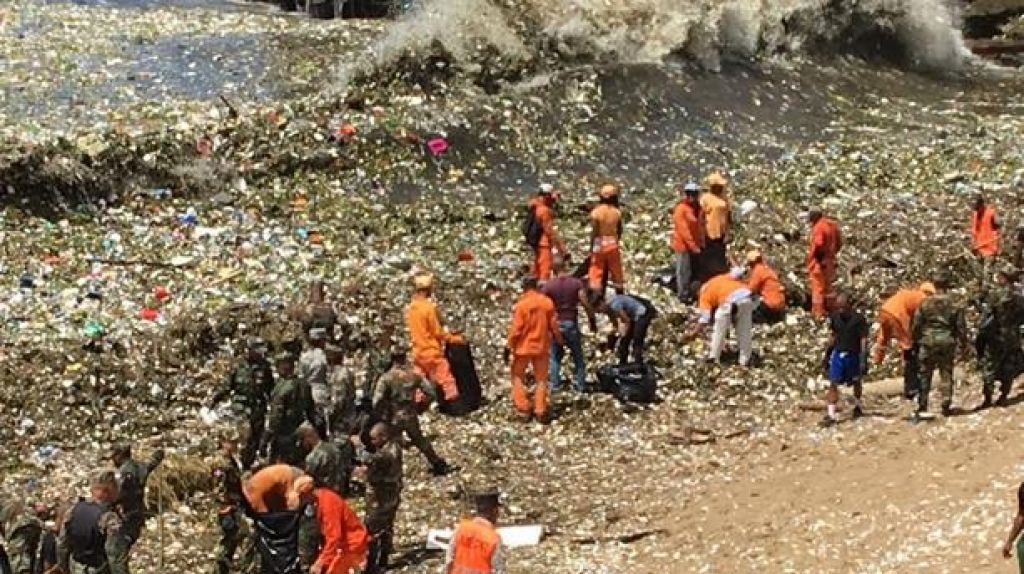  En video olas de basura en mar de Republica Dominicana 