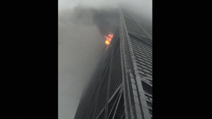 Video: Incendio en uno de los rascacielos mÃ¡s altos de Chicago