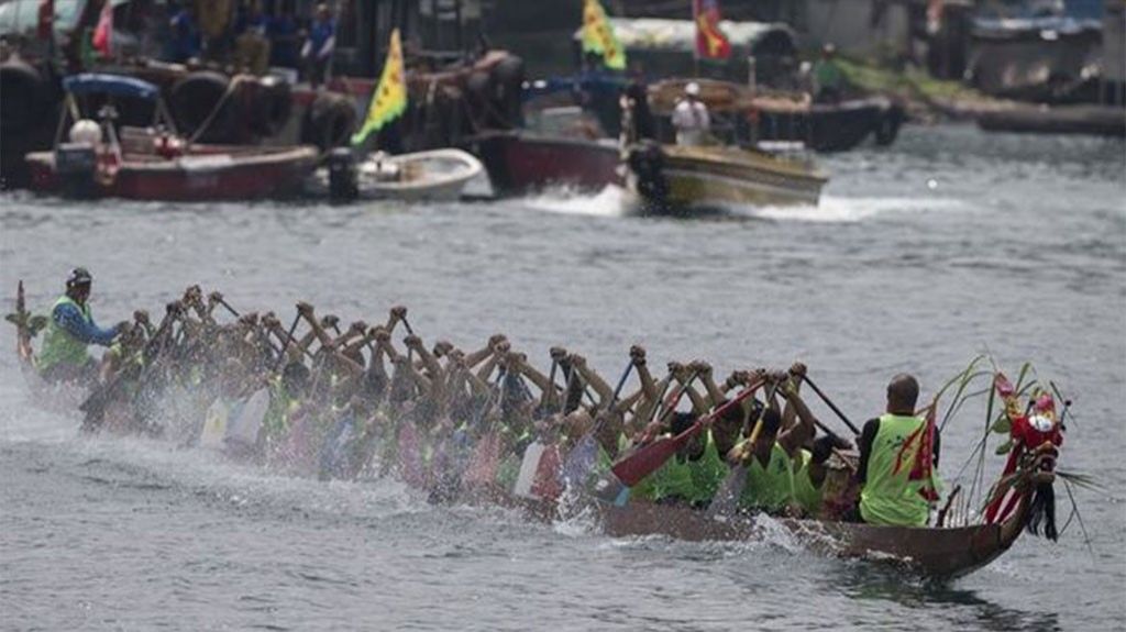  Video: Las aguas de Hong Kong se convierten en fiesta gracias a los Barcos Drag&oacute;n 