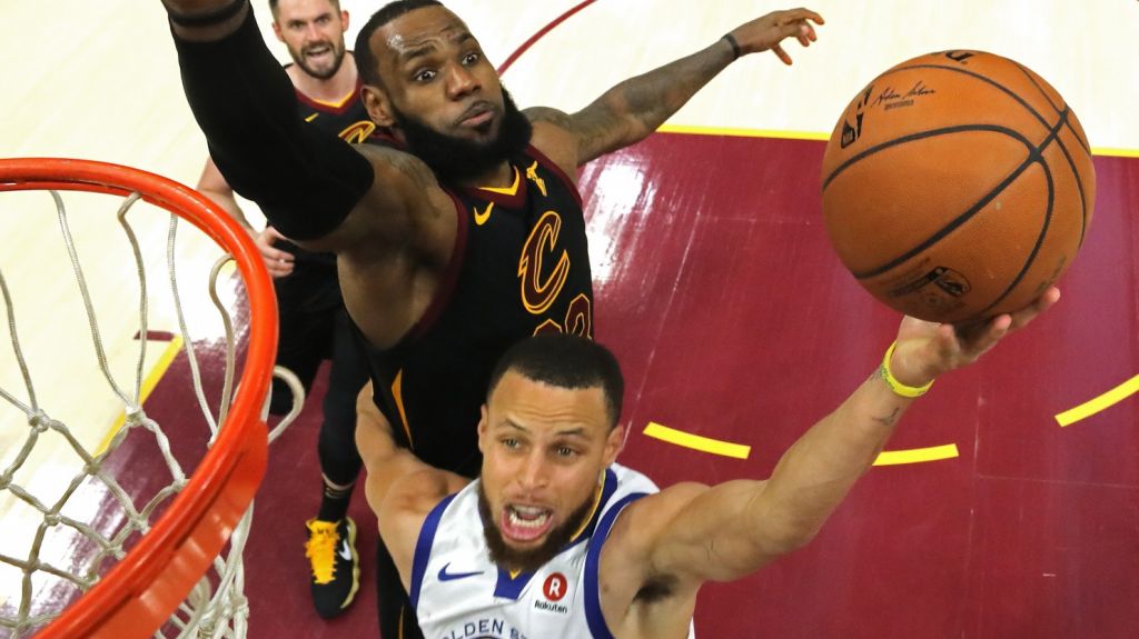  Curry defiende a James del menosprecio de Trump 