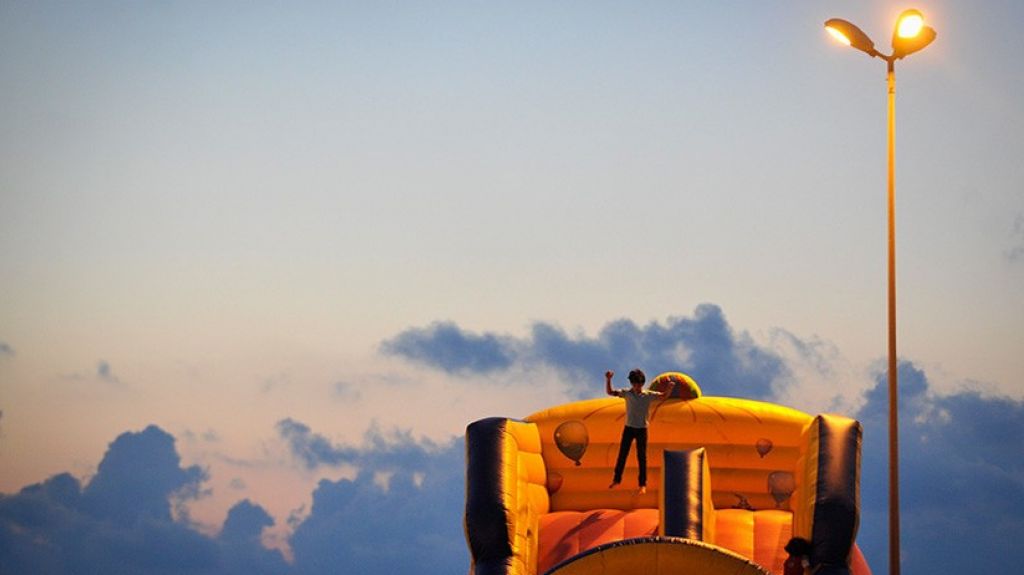  El viento se lleva a su hija en un castillo inflable ante sus propios ojos y no logra salvarla 