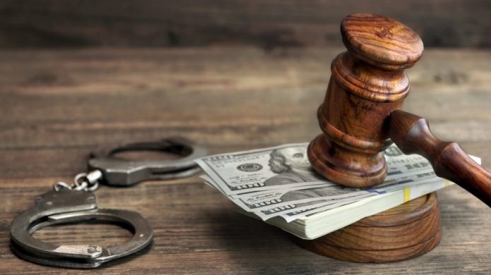 Exempleada de instituciÃ³n financiera es arrestada junto a su esposo por fraude bancario por mÃ¡s de 700 mil dÃ³lares