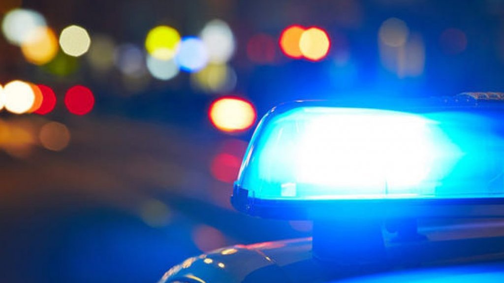  Muere mujer al impactar con su auto port&oacute;n de una residencia en Lares 