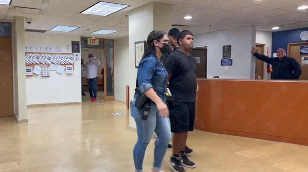  Video: Ahora arrestan a uno &ldquo;caco&rdquo; de 18 a&ntilde;os pr&oacute;fugo federal por &ldquo;Carjacking&rdquo; 