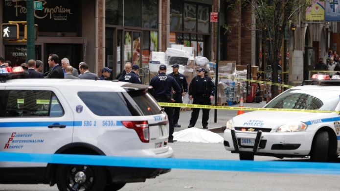 Video:PolicÃ­a de Nueva York mata a individuo que atacÃ³ a un oficial en el centro de Manhattan