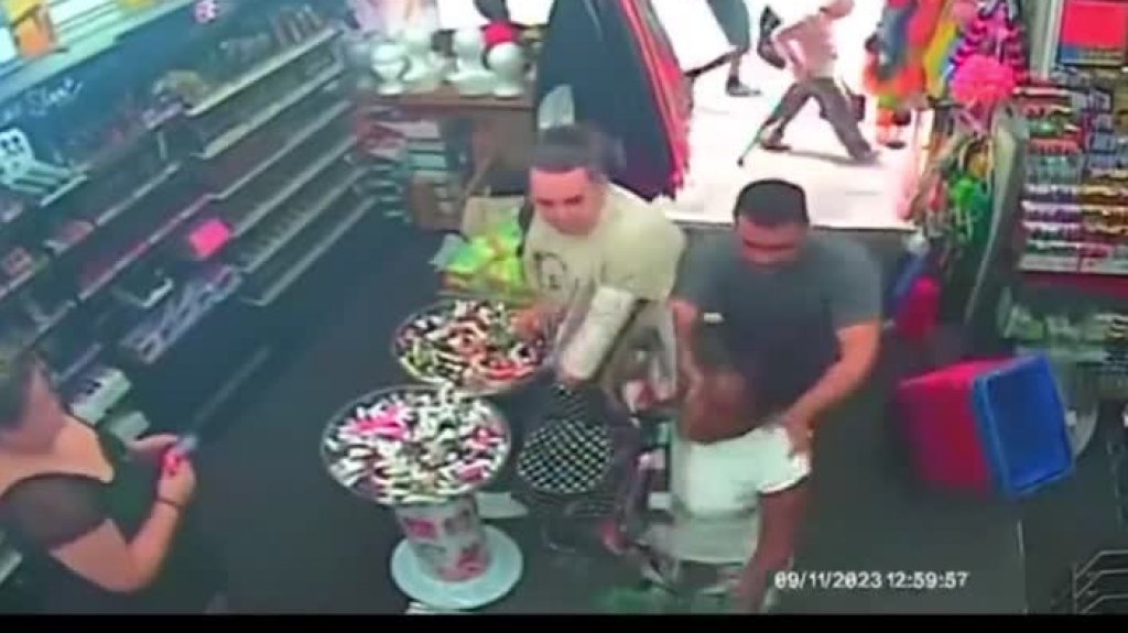  Video: Dueño de tienda interviene y se defiende de mujer que quería robar, la comunidad lo acusan de racista 