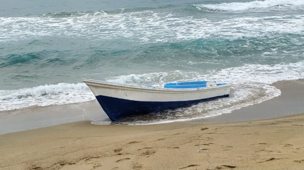  Hallan una yola abandonada en playa de Arecibo 