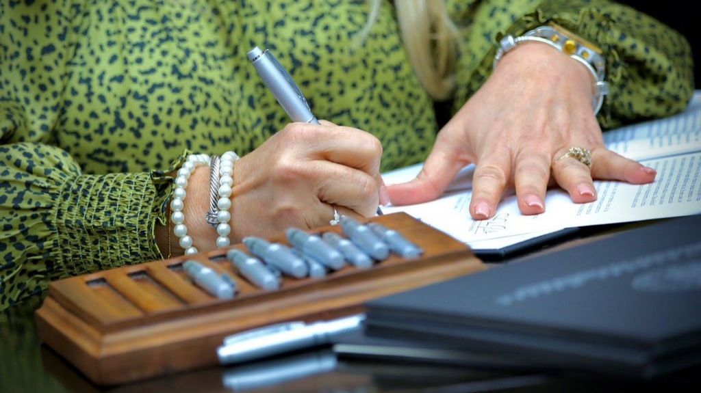  Gobernadora firma ley que viabiliza segundo paquete de medidas econ&oacute;micas ante la pandemia COVID-19 