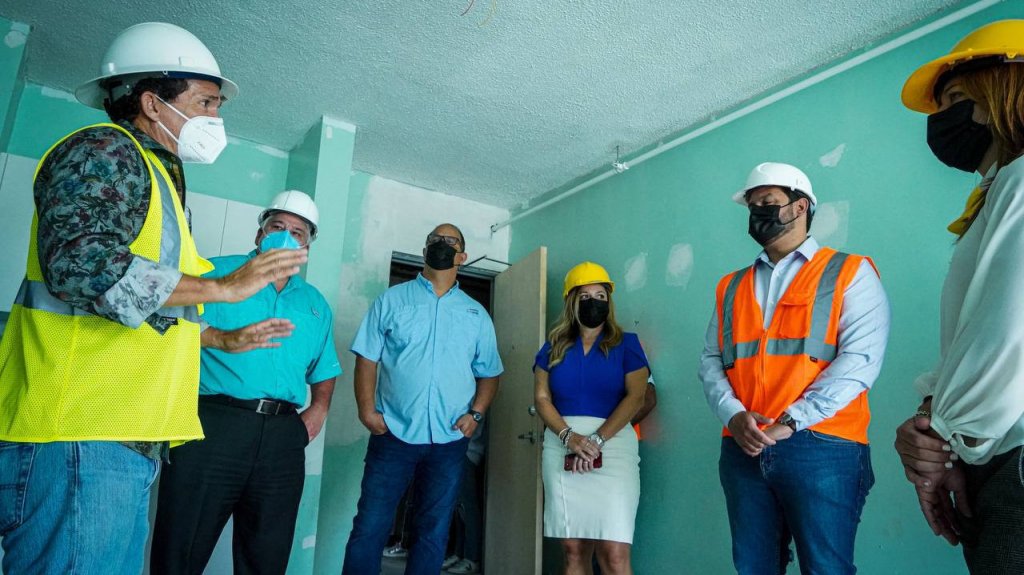  Secretario de Vivienda inspecciona proyecto de apartamentos para poblaci&oacute;n vulnerable 