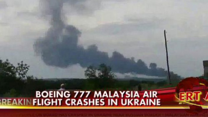 Derriban aviÃ³n de Malaysia, con 295 personas a bordo (video)