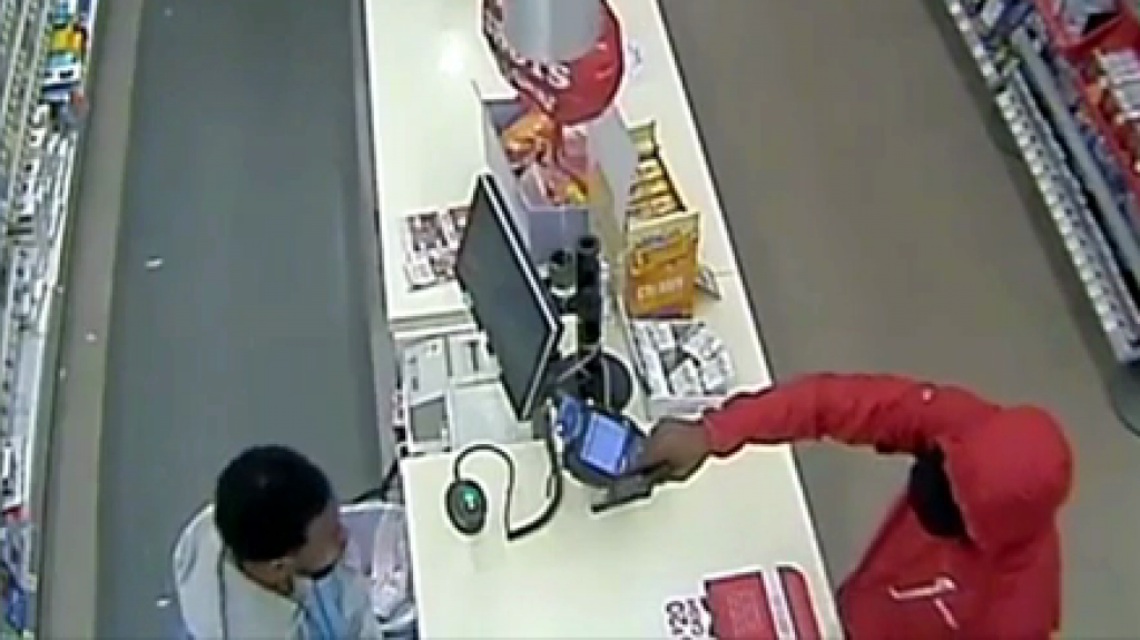 Video: IntentÃ³ asaltar un Walgreens a mano armada, el cajero lo ahuyentÃ³ con la mirada