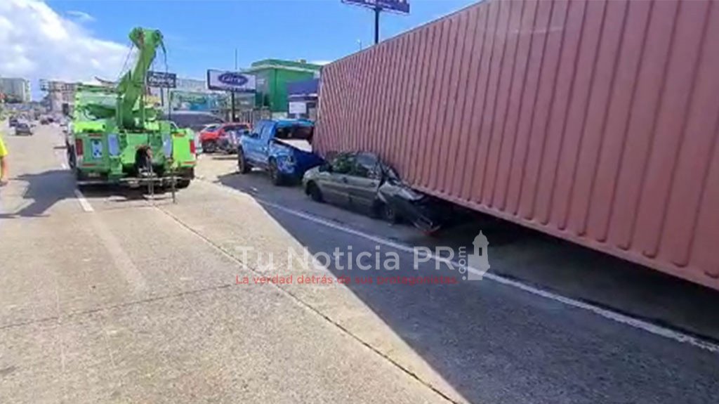  Video: Vag&oacute;n en Rio Piedras cae sobre dos veh&iacute;culos y los aplasta 