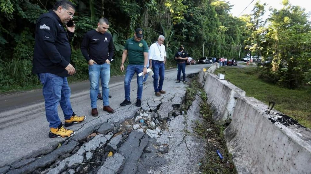  Urgen al DTOP por derrumbe de carretera en Aguada 