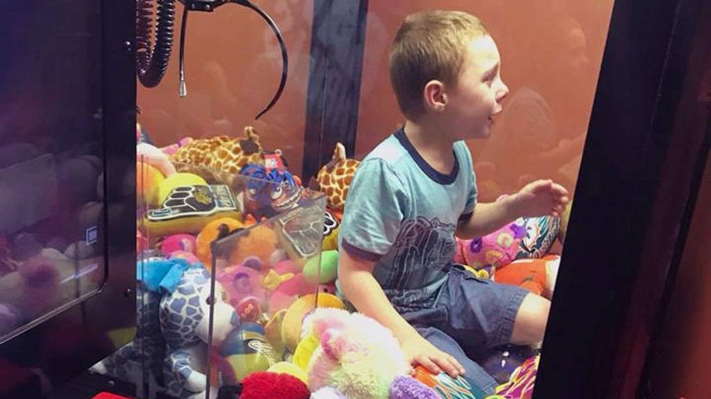  Ni&ntilde;o queda atrapado dentro de m&aacute;quina expendedora de juguetes en Florida 