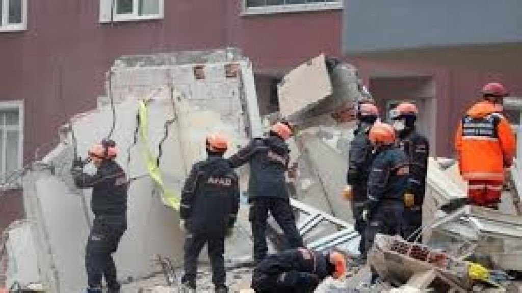  Vea video: Aumentan a once los muertos por el derrumbe de un edificio en Estambul 