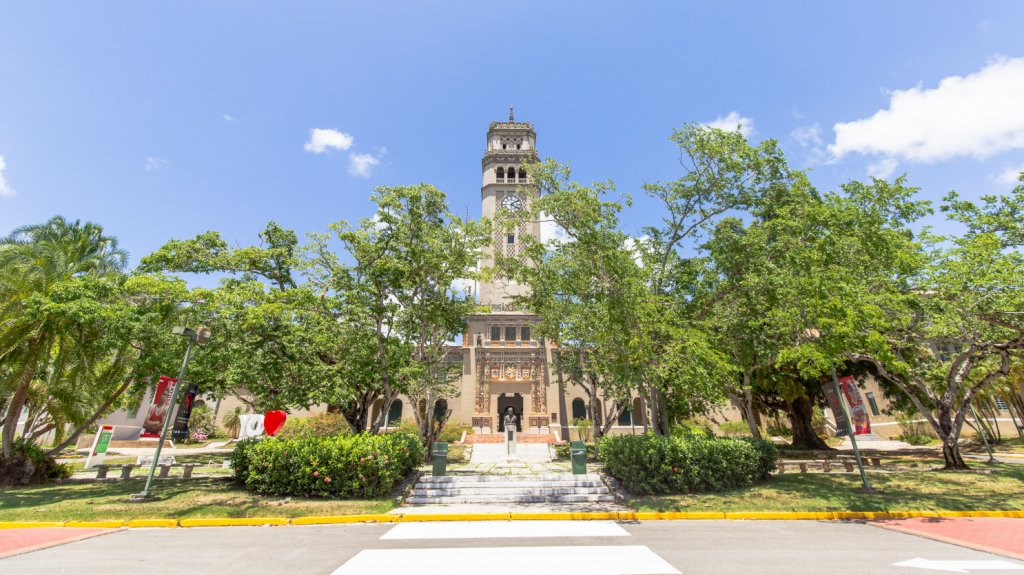  Cinco estudiantes de la UPR son becados por Bank of America 
