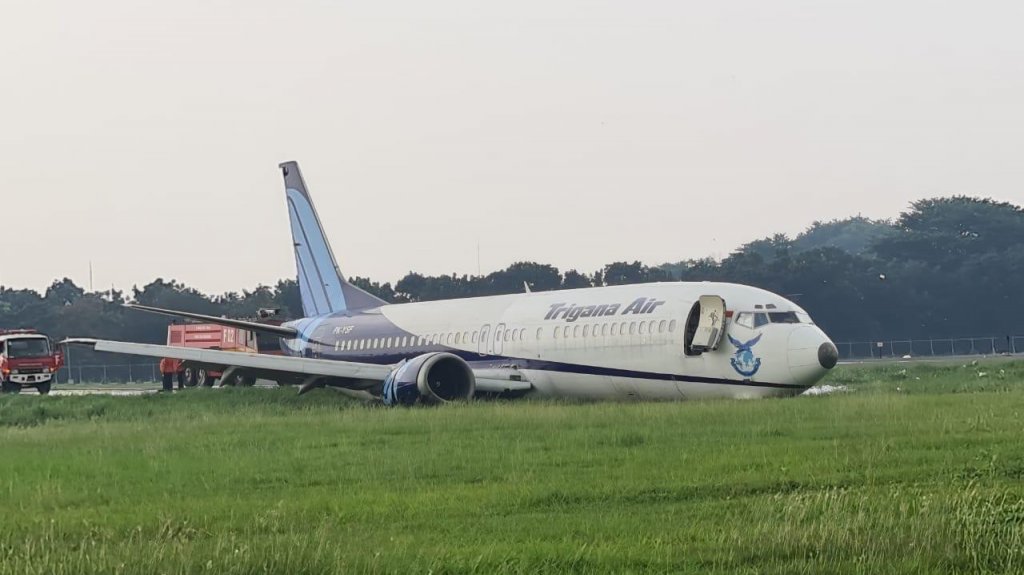  VIDEO: Aterriza de emergencia un Boeing 737 de una aerol&iacute;nea indonesia y se sale de la pista 