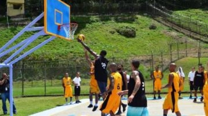  Los Capitanes de Arecibo abren una ventana a los confinados