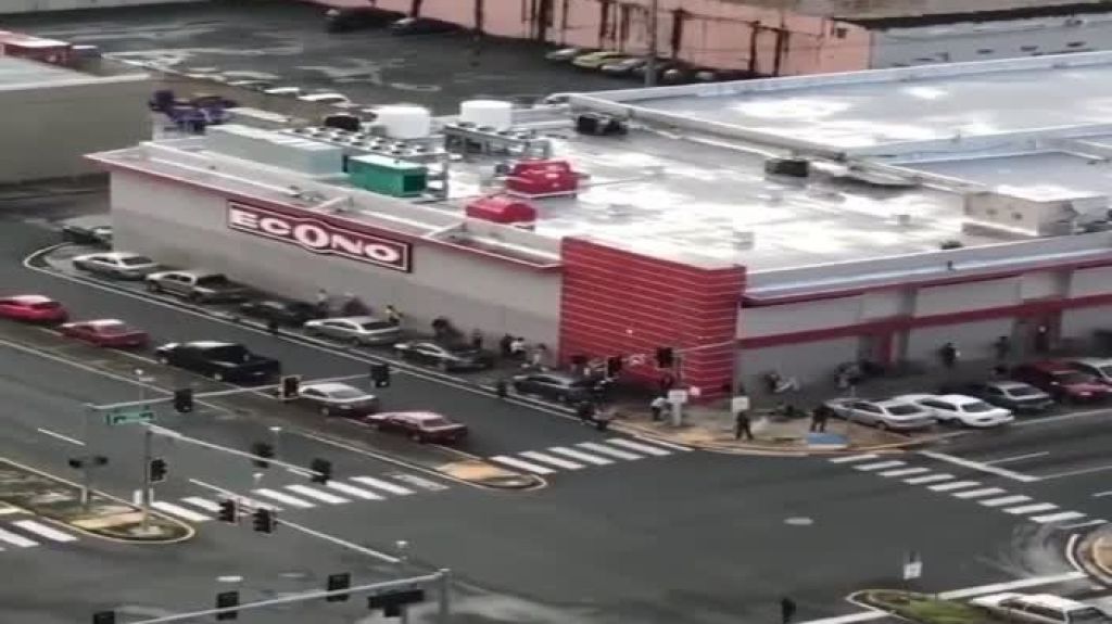  Video: Orden de cierre para este fin de semana provoca aglomeraci&oacute;n en los supermercados 