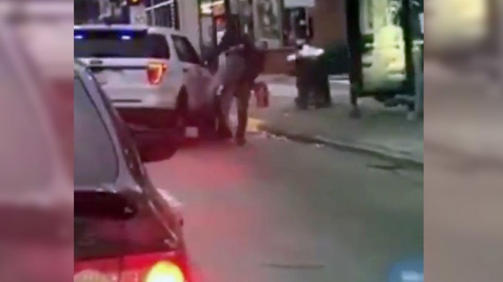  VIDEO: Investigan a un polic&iacute;a de Chicago por golpear contra el suelo a un hombre durante su arresto empleando una maniobra de MMA 