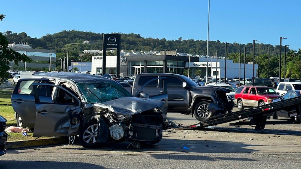  Mujer se &ldquo;come&ldquo; la luz roja, provoca choque y sufre heridas graves 