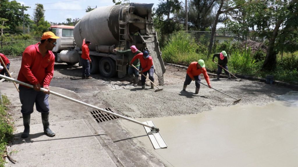  Cayey repara carreteras con concreto en lugar de asfalto 