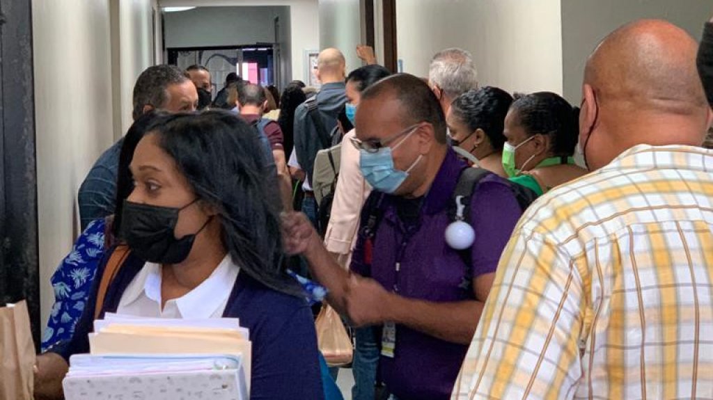  Denuncian aglomeraci&oacute;n de empleados en el Departamento del Trabajo en Hato Rey 