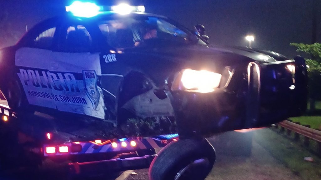  Fotos: &ldquo;Borracho se lleva enred&aacute;&ldquo; una patrulla de municipales que ayudaban a un ciudadano en expreso de San Juan 