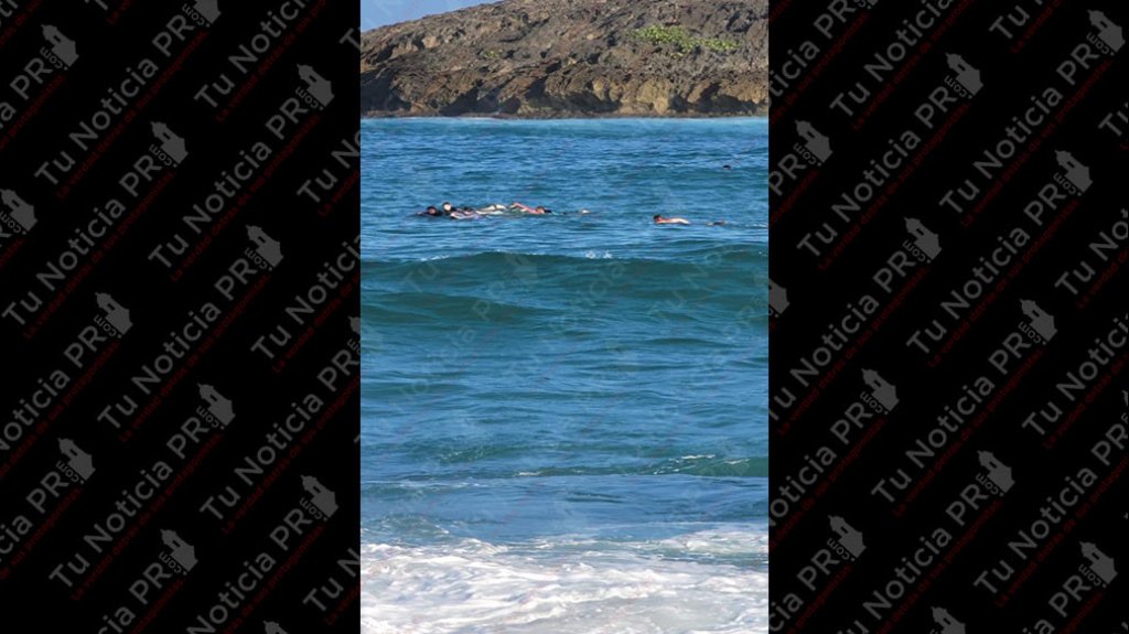  Fotos: Momento en que rescatan personas arrastradas por la corriente en playa de Arecibo 