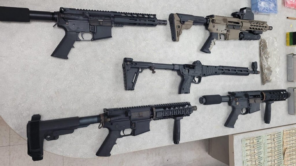  Arrestan gatillero en el barrio Bajadero en Arecibo y ocupan cinco rifles de asalto 