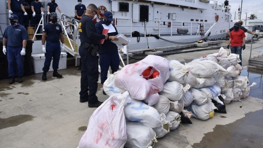  Guardia Costera ocupa 1,100 libras de marihuana, valoradas en 1.3 millones de d&oacute;lares, tras operativo en aguas del mar Caribe 