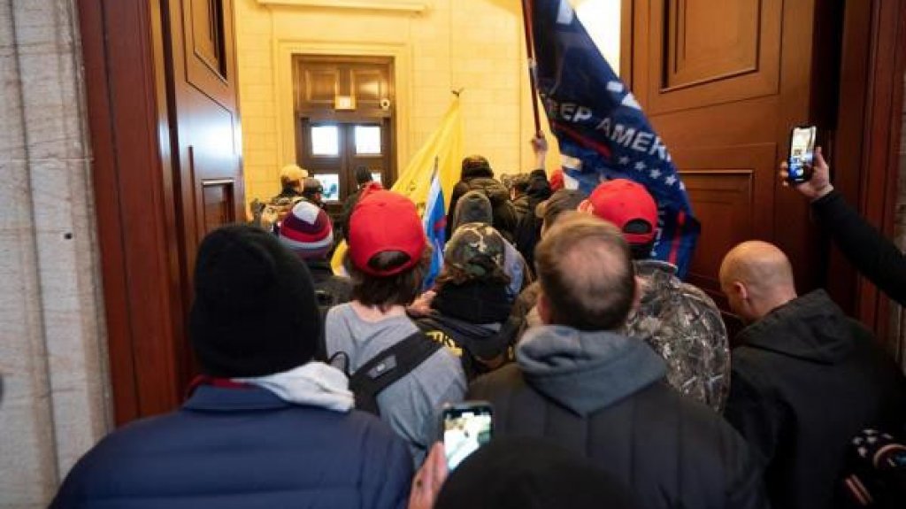  Al menos una persona herida de bala en el asalto al Capitolio de EEUU 