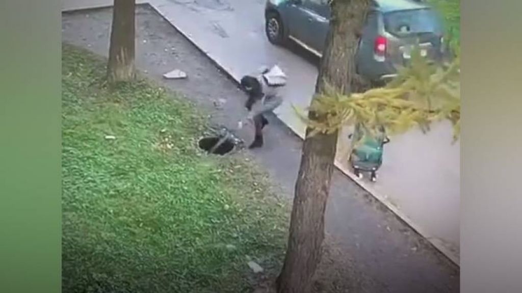  VIDEO: Un ni&ntilde;o cae por una alcantarilla pero su madre logra salvarlo de inmediato 