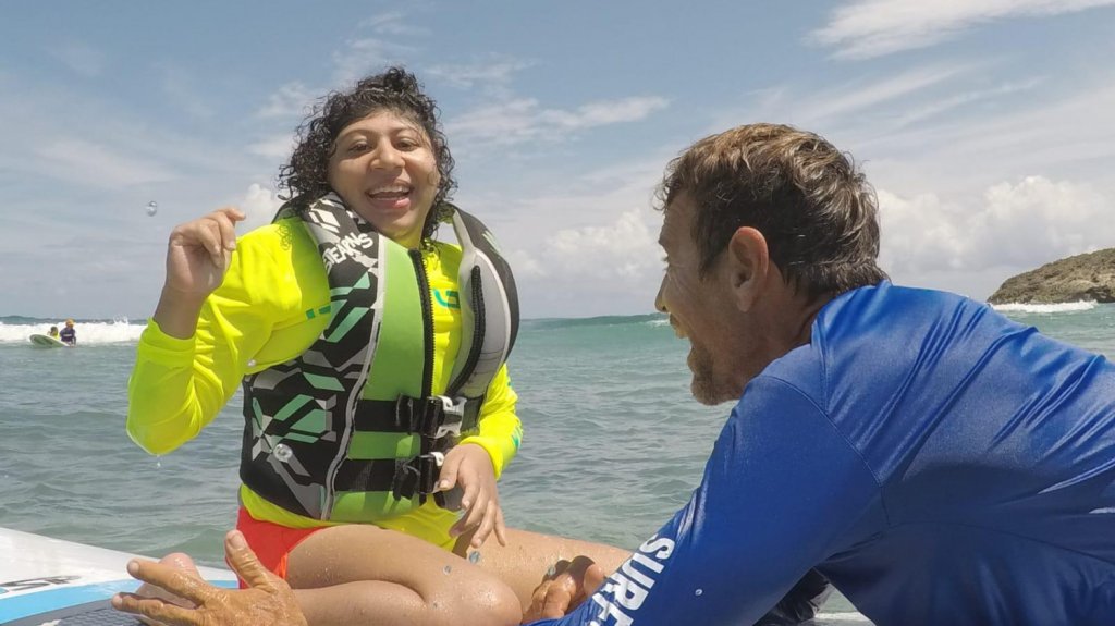  Usan escuela clausurada de Isabela para ofrecer terapias y clases de surfing en playa Jobos a ni&ntilde;os con diversidad funcional 