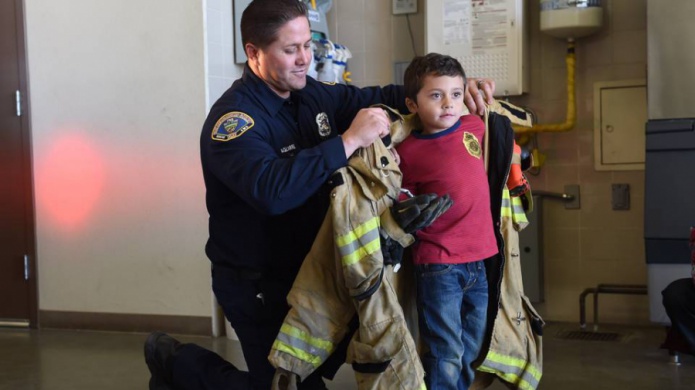 Homenaje a niÃ±o de 5 aÃ±os que salvÃ³ de incendio a su abuela