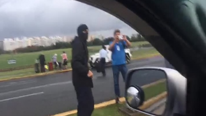 Video: Momento que conductor llama terrorista a estudiantes por cerrar entrada el aeropuerto  