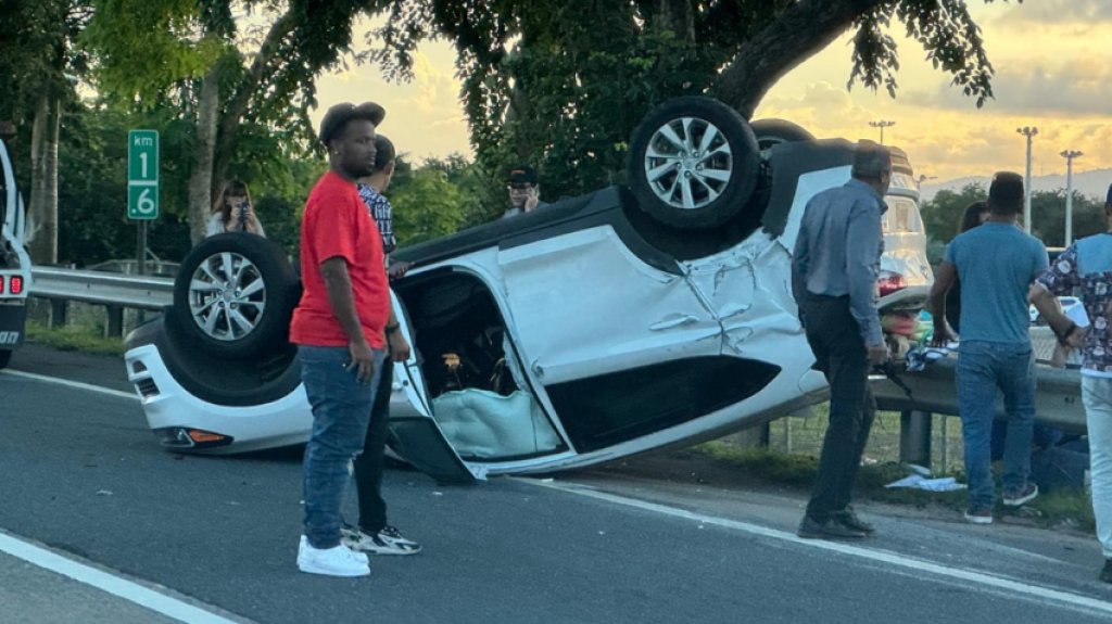  Accidente con auto volcado en Hato Rey 