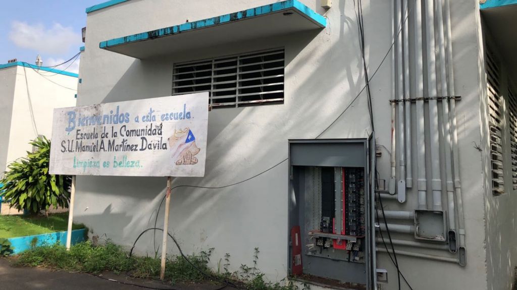  Denuncian escuela en Vega Baja a oscuras al inicio del semestre 